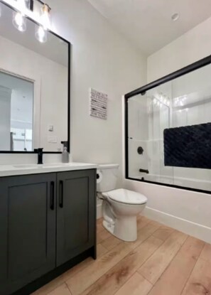 Douche, sèche-cheveux, serviettes fournies, savon