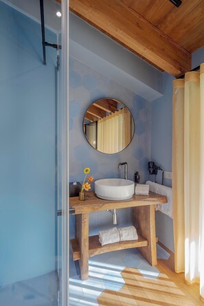 Deluxe Double Room, Balcony, Courtyard View | Bathroom - Casale Riversa (Capriano del Colle)