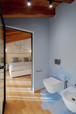 Deluxe Double Room, Balcony, Courtyard View | Bathroom