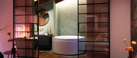 Chambre exclusive double ou avec lits jumeaux, balcon, vue sur la cour intérieure | Salle de bain