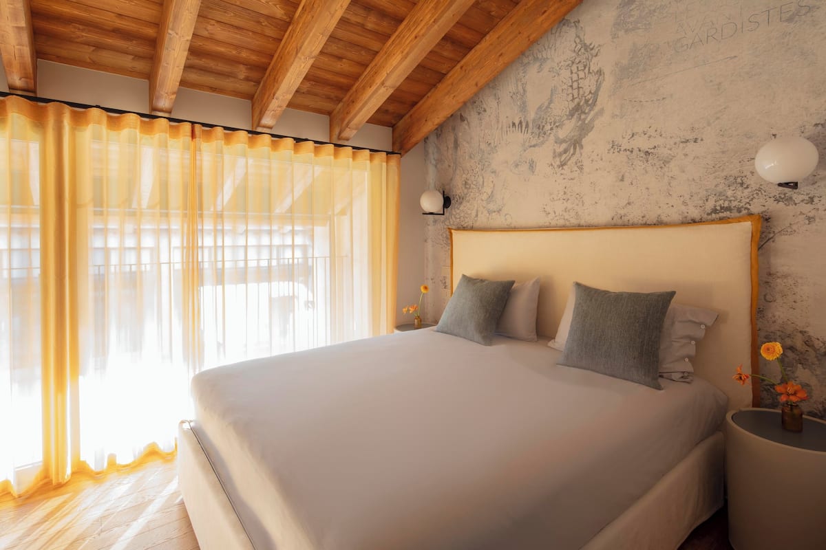Chambre Double Deluxe, balcon, vue cour intérieure | Coffres-forts dans les chambres