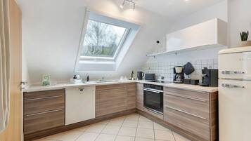 Een koelkast, een oven, een kookplaat, een vaatwasser