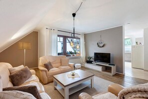 Televisión, chimenea, estéreo