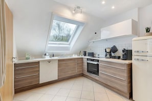 Refrigerador, horno, placa de cocina, lavavajillas