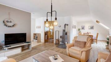 Fernseher, Kamin, Stereoanlage