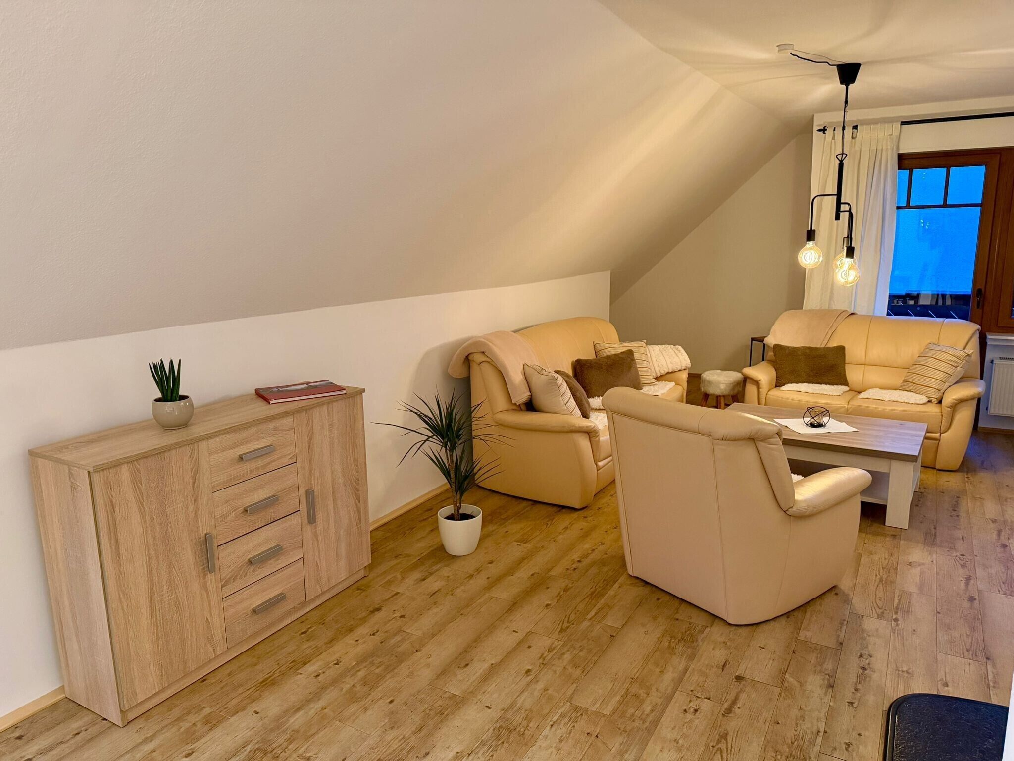 Een televisie, een open haard en een stereo