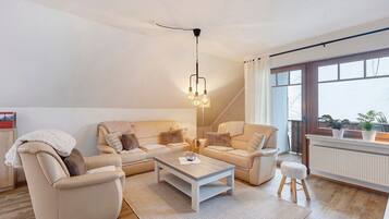 Een televisie, een open haard en een stereo