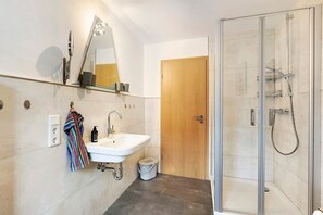 Ducha, artículos de tocador gratuitos, secador de pelo, toallas