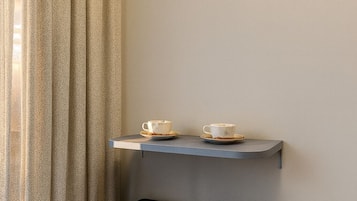 Geladeira grande, micro-ondas, cooktop