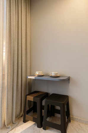 Full-sized fridge, microwave, stovetop, cookware/dishes/utensils - Pousada Mar do Sul (Itapema)