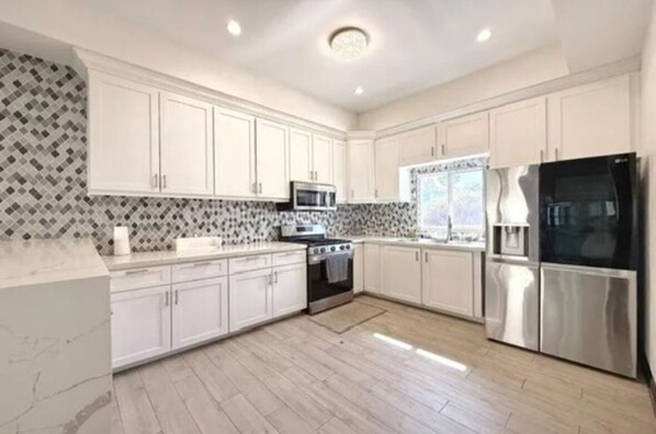 Réfrigérateur, four à micro-ondes, un four, surface de cuisson