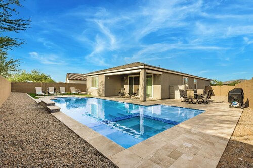 Delightful 3-bedroom villa, Heated Pool, Hottub, Firepit, in Casa Grande