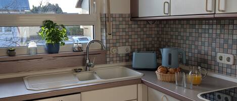 電子レンジ、コンロ、食器洗い機