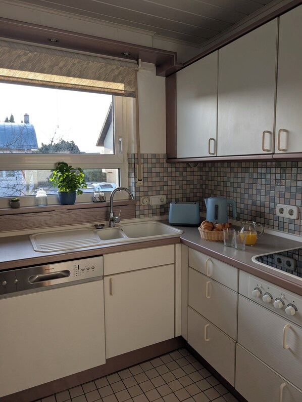 Four Ă micro-ondes, surface de cuisson, lave-vaisselle