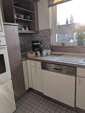 Four Ă micro-ondes, surface de cuisson, lave-vaisselle