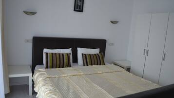 Iron/ironing board, internet, bed sheets