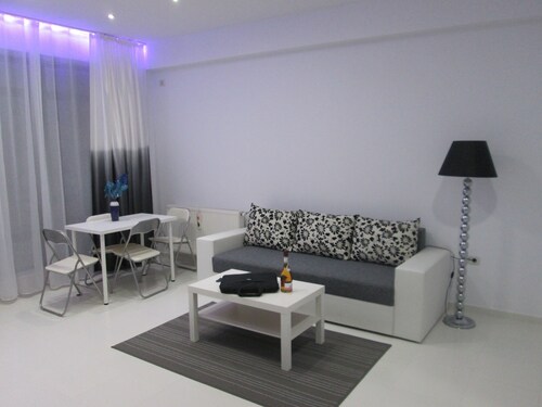 2 minutes from City Park Mall, very close for beach/ sea