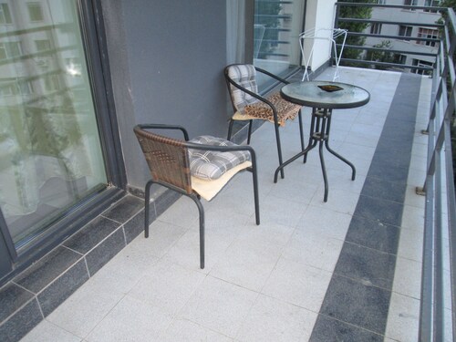 2 minutes from City Park Mall, very close for beach/ sea