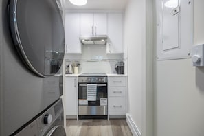 Comfort Suite | Private kitchen - Sunny 1BR Detached Suite (Vancouver)
