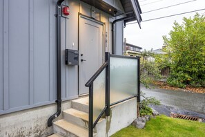 Exterior - Sunny 1BR Detached Suite (Vancouver)