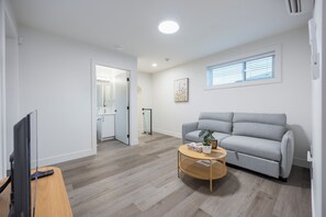 Comfort Suite | Living area - Sunny 1BR Detached Suite (Vancouver)