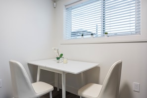 Comfort Suite | In-room dining - Sunny 1BR Detached Suite (Vancouver)
