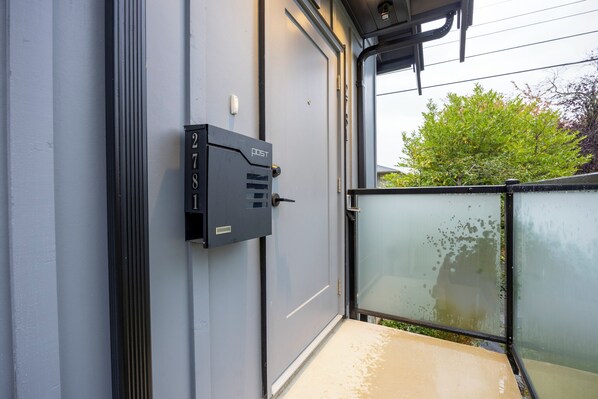 Exterior - Sunny 1BR Detached Suite (Vancouver)