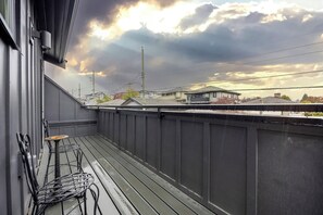 Comfort Suite | Terrace/patio - Sunny 1BR Detached Suite (Vancouver)