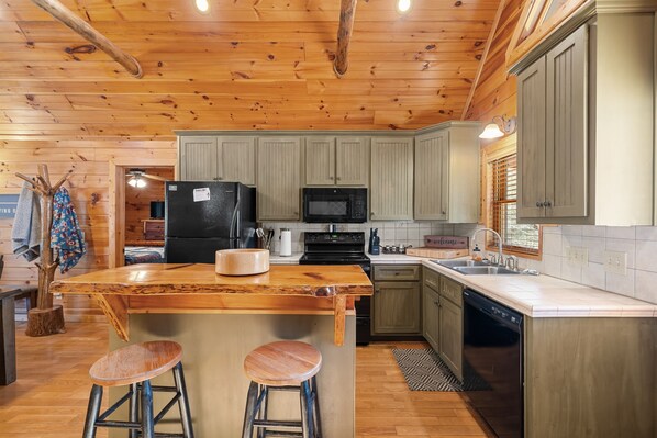 ثلاجة، ميكروويف، فرن، موقد طهي مسطح