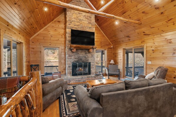 Smart TV, fireplace - Riverfront Lodge, 5BR, Hot Tub, Pool Table & Views (Copperhill)