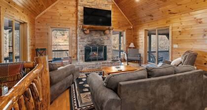Riverfront Lodge, 5BR, Hot Tub, Pool Table & Views