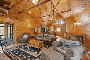 Smart TV, fireplace - Riverfront Lodge, 5BR, Hot Tub, Pool Table & Views (Copperhill)