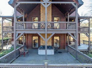 Terrace/patio - Riverfront Lodge, 5BR, Hot Tub, Pool Table & Views (Copperhill)