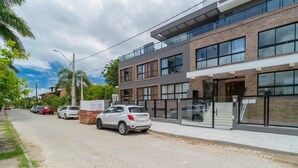 A modern building with a brick facade, large windows, and a visible entrance. - Modern Studios 150m From Lagoa da Conceicao - Lsts I (Florianópolis)