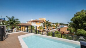 A rooftop pool with a clear view of surrounding buildings and palm trees. - Modern Studios 150m From Lagoa da Conceicao - Lsts I (Florianópolis)