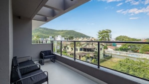 A balcony with a view of a cityscape and hills. - Modern Studios 150m From Lagoa da Conceicao - Lsts I (Florianópolis)