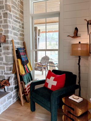 Smart TV, fireplace, books, stereo