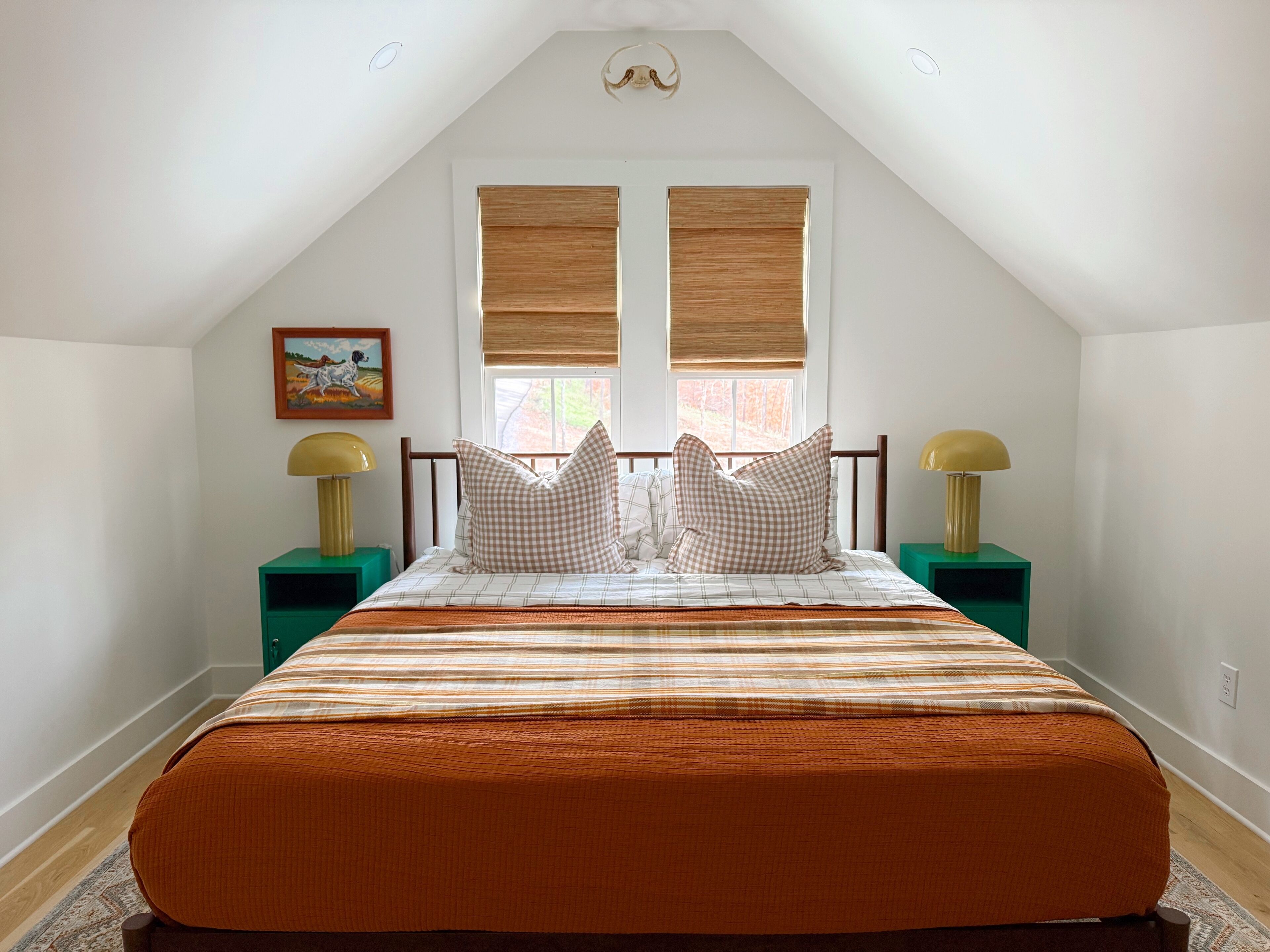 Een bureau, gratis wifi, beddengoed