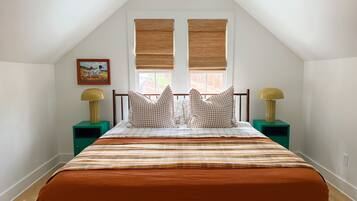 Een bureau, gratis wifi, beddengoed