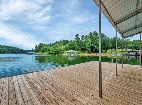 Camp Mayla: 3BR peaceful lake house with vintage style plus a TREEHOUSE Escape!