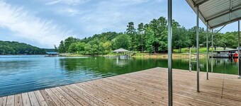 Camp Mayla: 3BR peaceful lake house with vintage style plus a TREEHOUSE Escape!