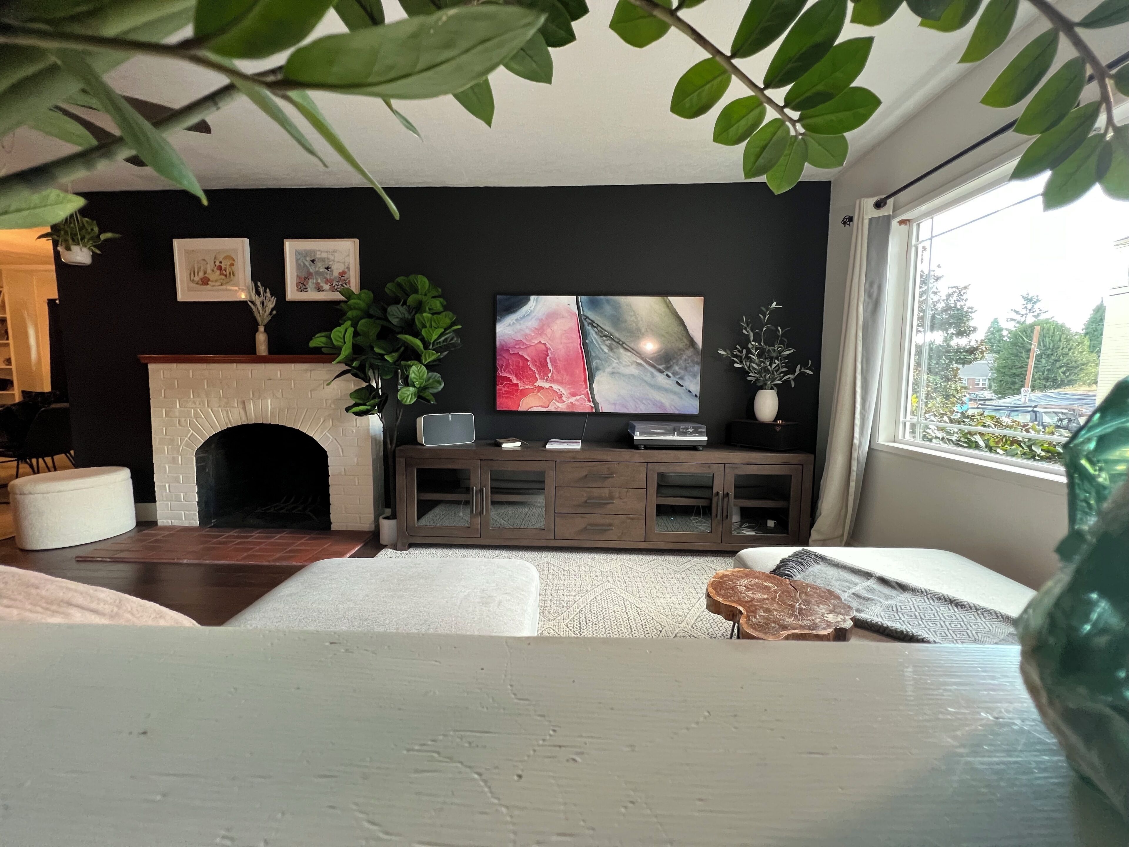 Smart TV, books, stereo