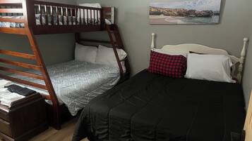 Una scrivania, ferro/asse da stiro, Wi-Fi gratuito, lenzuola