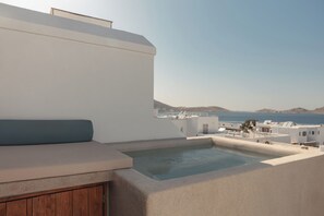 A rooftop pool with a view of the sea and buildings. - Siora of Paros - Ammiralis & Castelis  (Paros)
