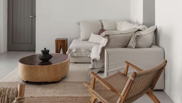 Casa de lujo, vistas a la piscina | Zona de estar | Smart TV de 42 pulgadas con canales digitales, Netflix