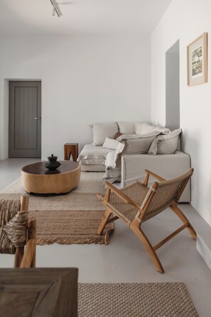 Casa de lujo, vista a la alberca | Área de sala de estar | Smart TV de 42 pulgadas con canales digitales y Netflix