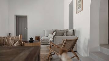 Casa de lujo, vista a la alberca | Área de sala de estar | Smart TV de 42 pulgadas con canales digitales y Netflix