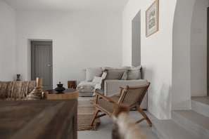 Casa de luxe, vistes a la piscina | Sala d'estar | Televisor intel·ligent de 42 polzades amb canals digitals i Netflix