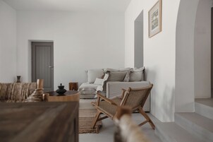 Casa de lujo, vistas a la piscina | Zona de estar | Smart TV de 42 pulgadas con canales digitales, Netflix