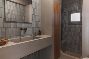 Dusche, kostenlose Toilettenartikel, Haartrockner, Hausschuhe